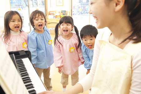 保育園や幼稚園の日々の複雑な業務をすべて一元化